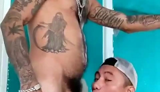 Chacal Hetero Se Deja Mamar la Verga y Dedear su Culo Peludo