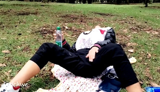 cambio de ropa en el parque con morbo