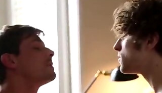Twink con polla enorme se folla a una zorra musculosa