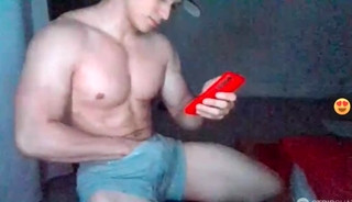 Mexicano guapo  musculoso se corre