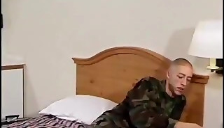 Ardiente romance entre vergones militares