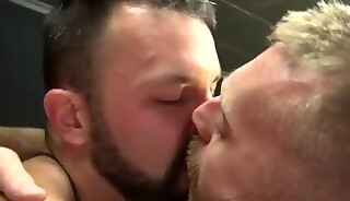 Deux poilus s'enculent