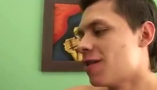Chico latino desvirgina a su amigo