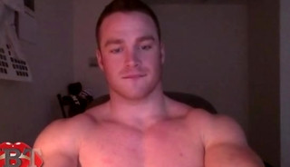 Bodybuilder jacks off