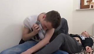 Twink gets toes licked by hunk