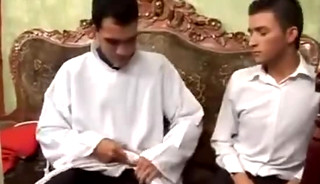 Sacerdote quiere descargar su lujuria en jovencito