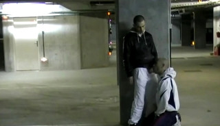 Follando en el estacionamiento publico