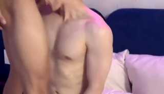 Going to the Boy's House, the Electrician Invited the Boy to the Bed and Fucked Happily