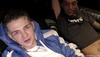 Os amigos Joey Shaw e Reece Mckenzie fumaram tanto que não aguentaram segurar o tesão