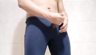 Agujero en mi traje de baño hace que me masturbe