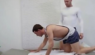 il masse son poulain
