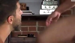2 hombres se besan:  Alex Mecum y Adam Ramzi
