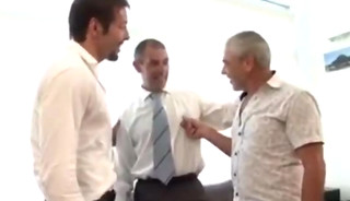 Papitos se tiran a un joven