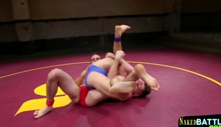 Inked wrestler deepthroating cock