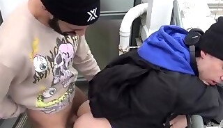 Follando al chico de la limpieza