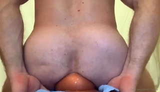 bodybuilder hunge shows off his talent