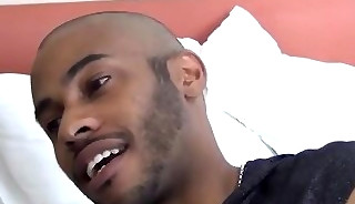 Tito se coge a un negrito latino