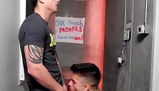 Kyle Wyncrest gets sucked by Evan Knoxx before anal sexs