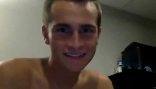 Two cocky twinks in love and naked on cam