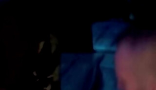 Des lascars se chauffent dans la backroom du sauna