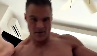 gostoso piscando o cu no pau do musculoso