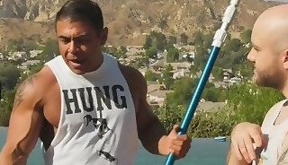 Buff bi hunk sucking cock for cum