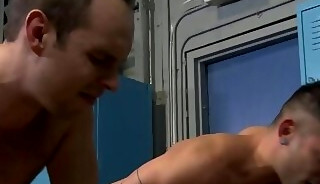 Althletic dudes threeway fucking