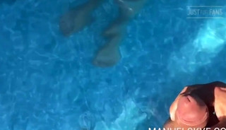 Poolside fucking - 😍