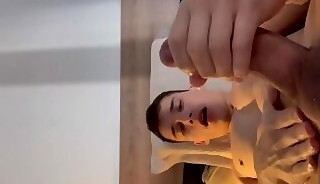 PiqueZika jerks off in bed and cums all over his abs