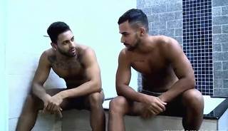 tres amigos dotados se encontram para um delicioso ensaio sensual