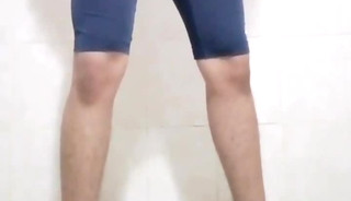 agujero en mi traje de bano hace que me masturbe