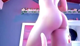 Guy tries to put his plastic cock on webcam