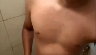 Mexicano se masturba en el baño