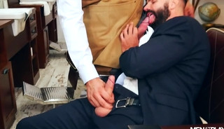 El Sr. Robles paga servicio con su culo peludo.