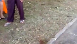 Pinguco mijando na calcada do bar