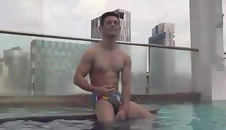 Great model shoot in the pool🏊🏻‍♂️, showing us his great fitness and pecs!💪🏋️‍♂️