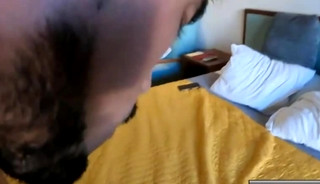 Latino guapo va a boca