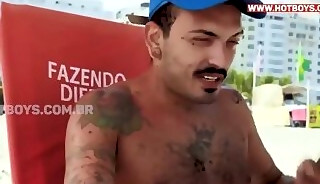 BRAZILLIAN OTTER FINDS BEACH TRADE