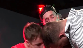 Red tasty Muscle Threeway bang!